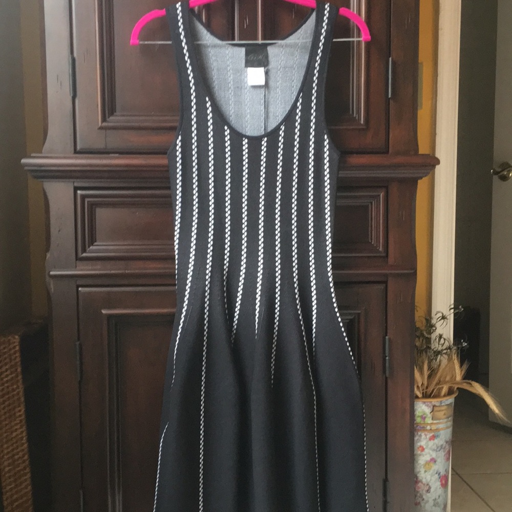 Women’s black/white S sleeveless dress.
